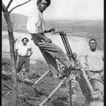 Jamaicanos taladrando con una de las herramientas diseñadas especialmente para la construccion del canal.